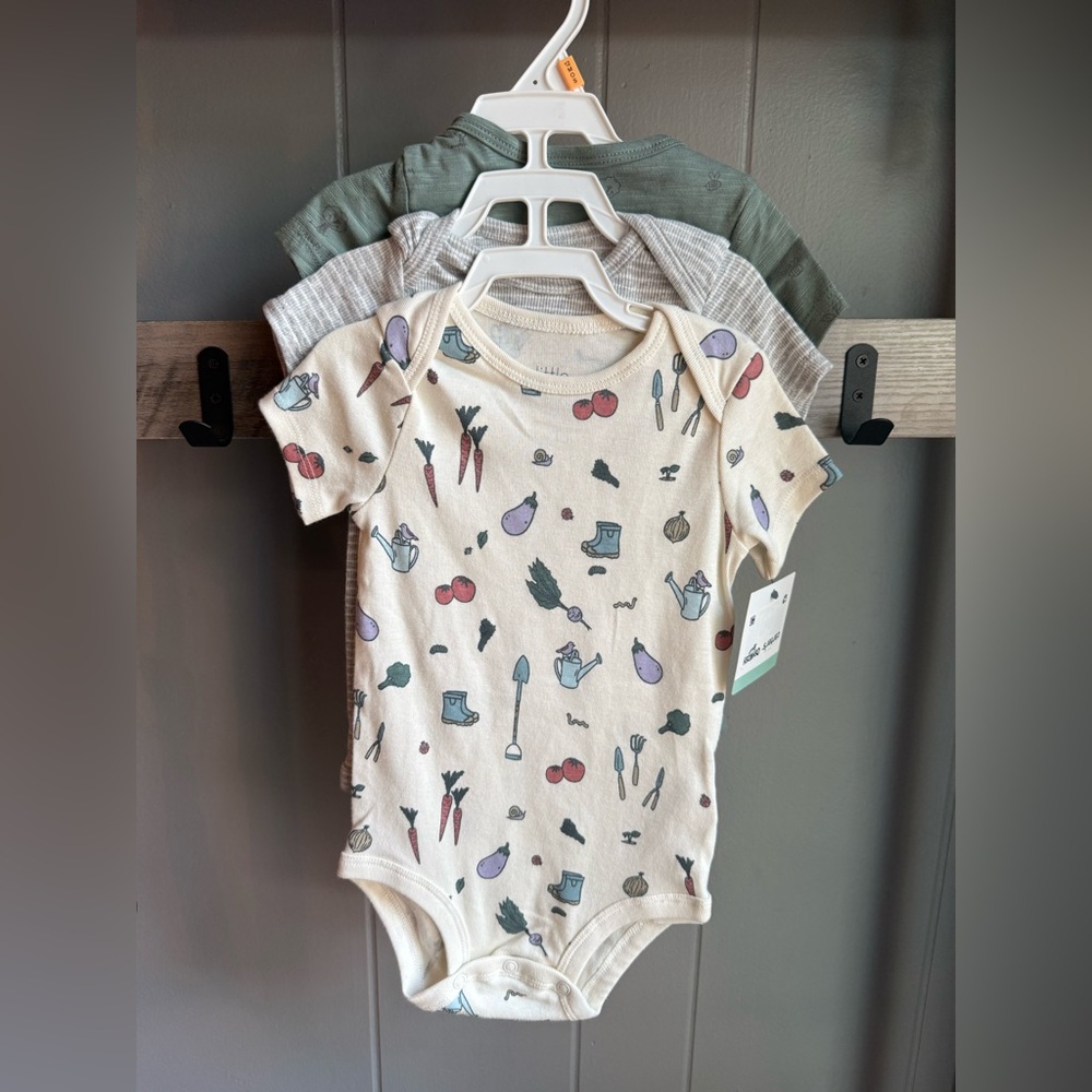NWT short sleeve bodysuits, size 12 months